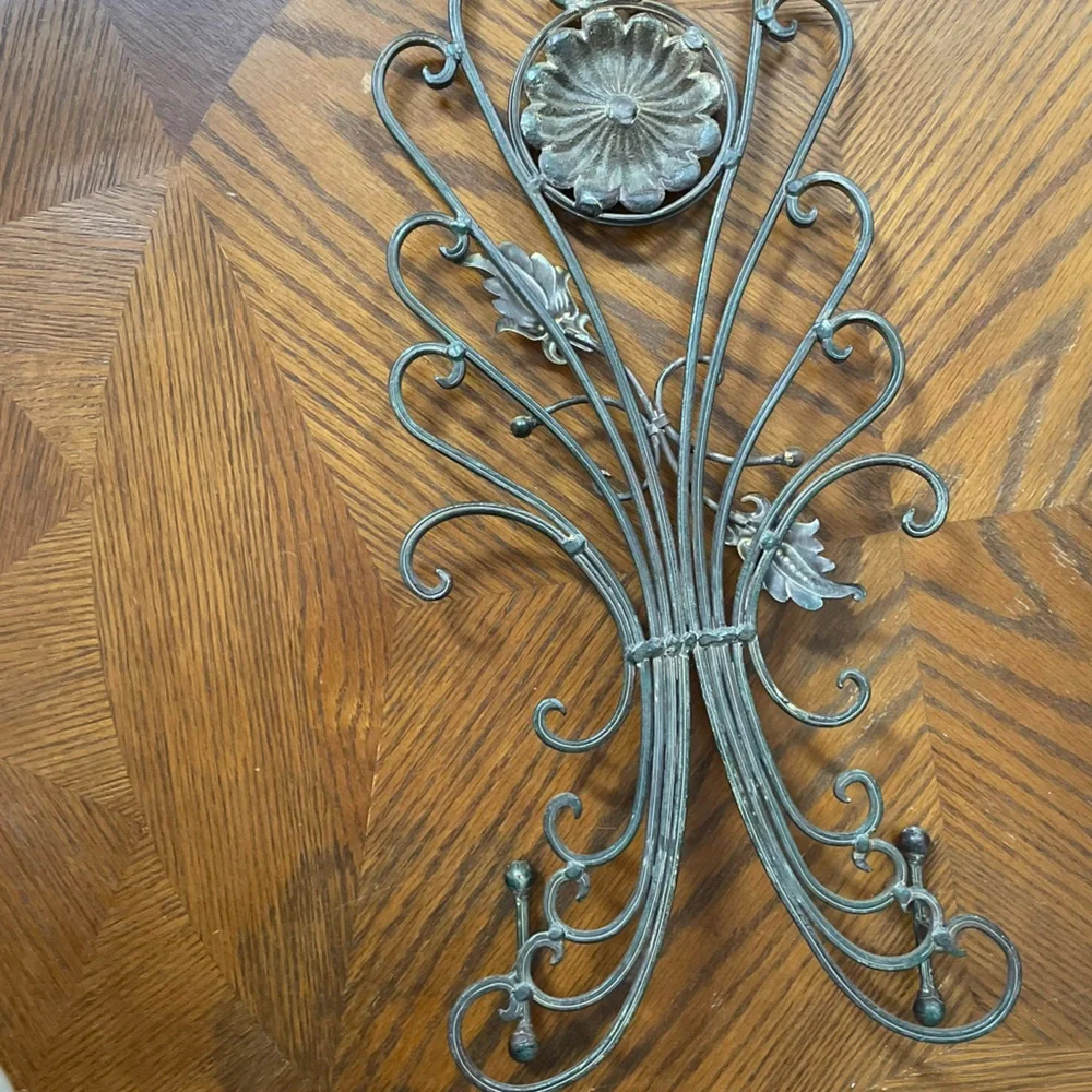 Vintage Victorian Scroll Style Black/Dark Green Metal Decorative Wall Easel